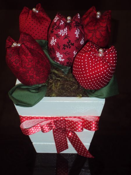 vasinho com tulipas em cetim